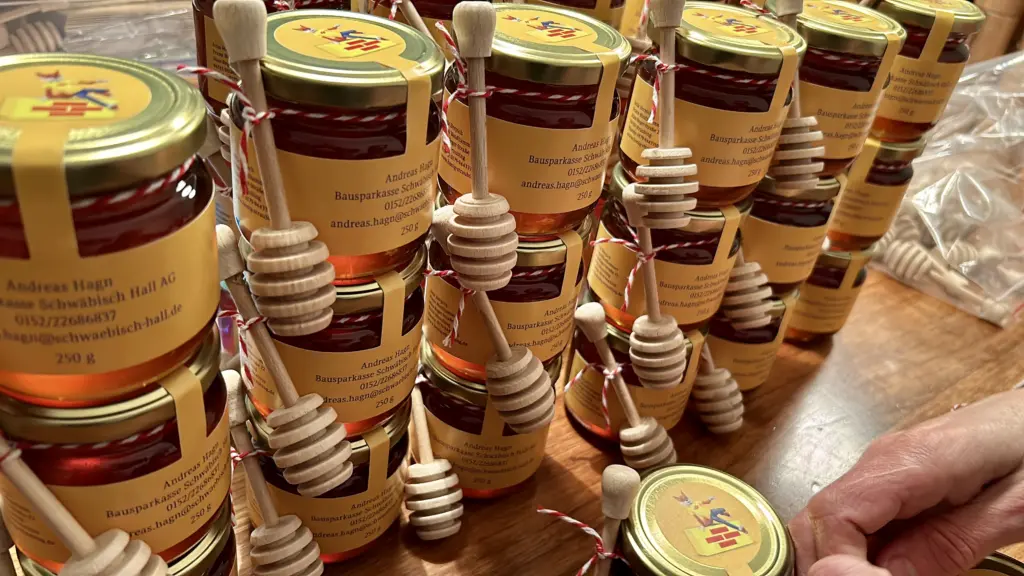 Honiggläser mit individuellen Etiketten als Geschenk