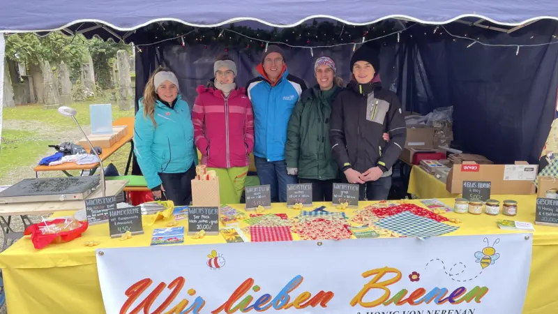 Blühende Wiese rund um die Bienenstöcke bei Saulburg