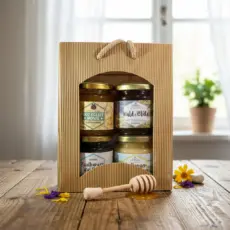 Honig-Geschenkset mit vier Gläsern und Holzlöffel