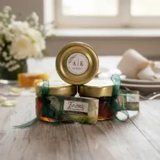 Hochzeitshonig mit Namen des Brautpaars auf dem Etikett