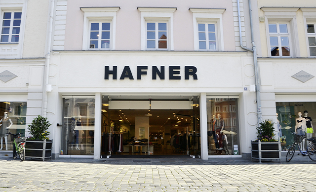 Ladenfront des Modehaus Hafner am Ludwigsplatz in Straubing