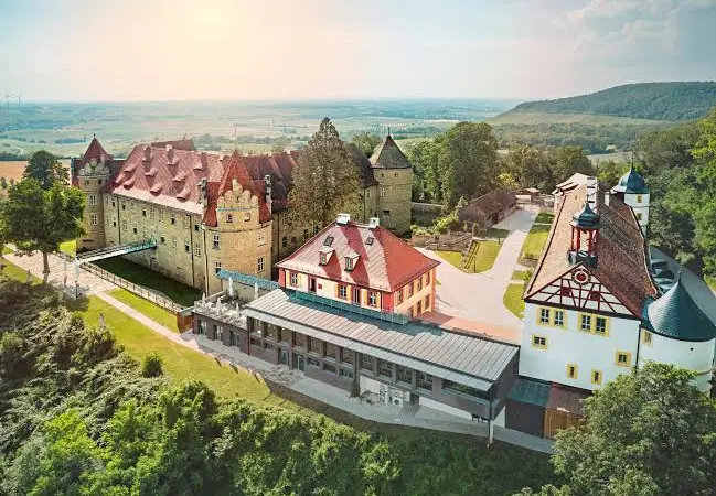 Luftaufnahme von Schloss Frankenberg in Weigenheim